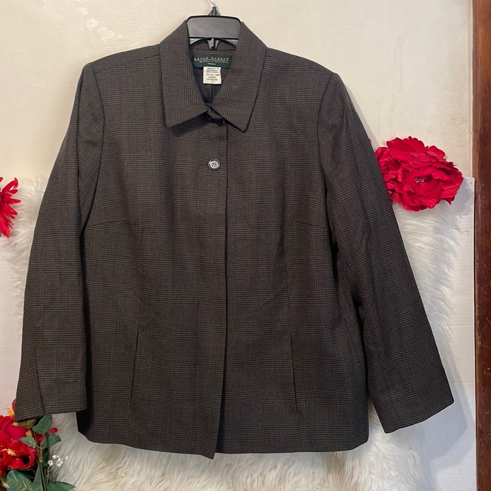 Harvey Bernard Plus Size Woman Jacket View 2